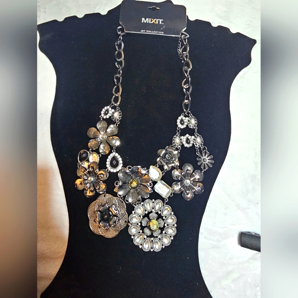 Womens Mixit, Metal Rhinestone, Flowered Necklace NWT